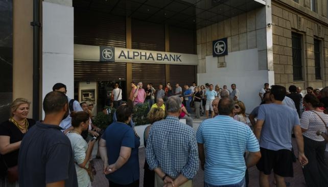 Grecia impone desde hoy un “corralito” y no abren los bancos
