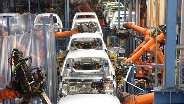 Las exportaciones de autos caen 22% y las fábricas reclaman los dólares prometidos