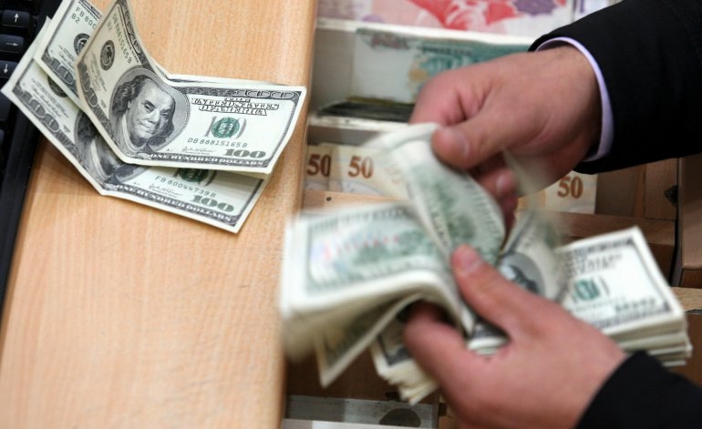 Con los inversores atentos al BCRA, el dólar opera estable a $ 28,19