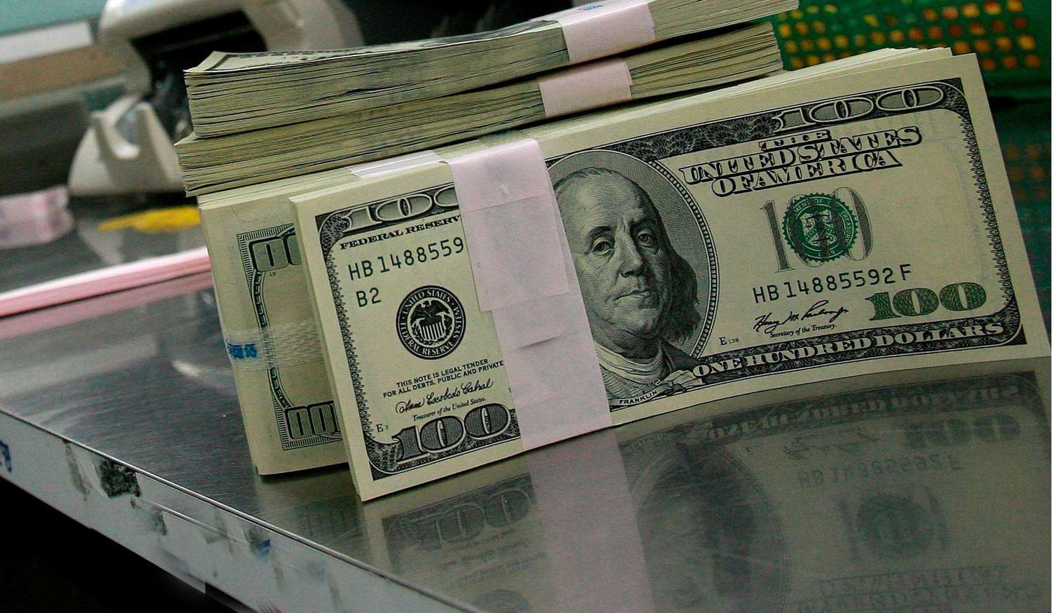 El dólar sube por cuarto día consecutivo y se acerca a su máximo histórico