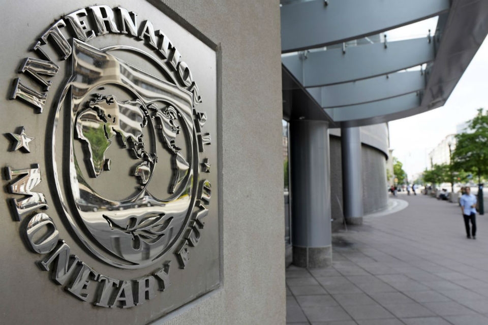 El FMI elevó de 2,2% a 2,4% la previsión de crecimiento