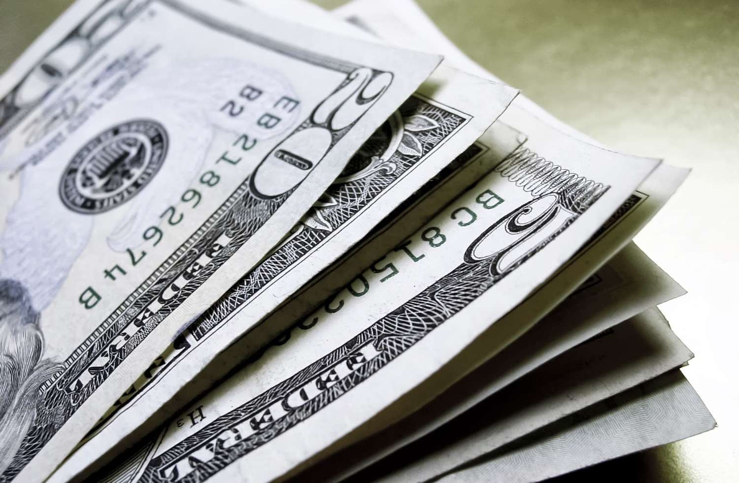 El dólar cede dos centavos a $ 38,90 tras tocar máximo valor del año