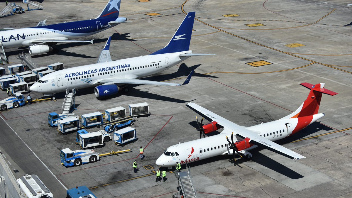 El Gobierno analiza volver a subir el impuesto a los pasajes de avión al exterior