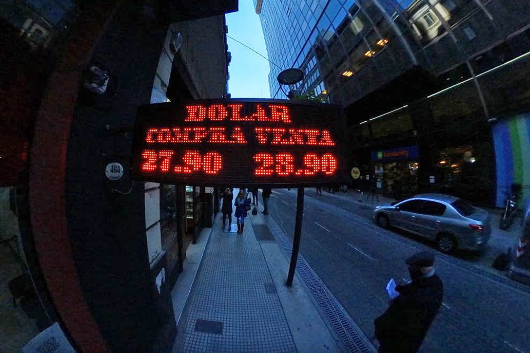 El dólar abre a la baja y perfora los $29 a la espera de la licitación de Letes