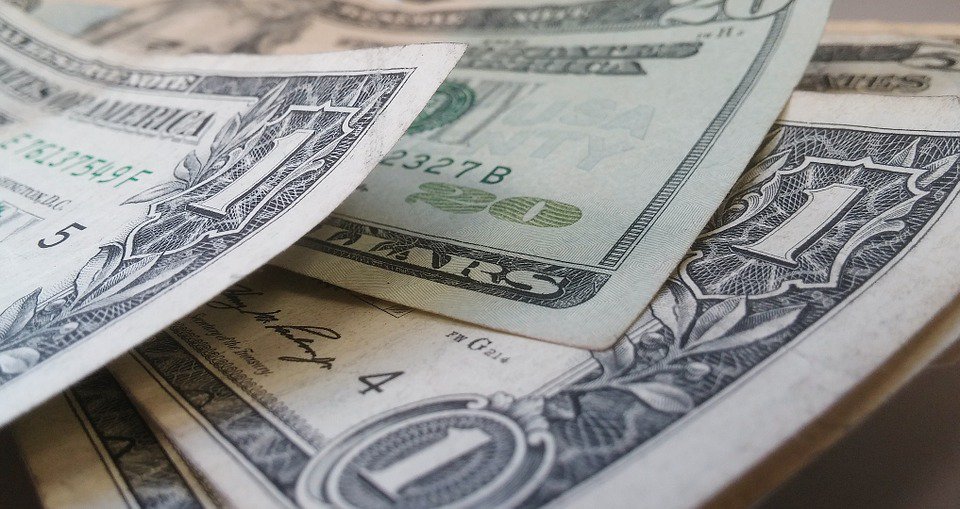 El dólar opera estable en el récord de $ 30,85