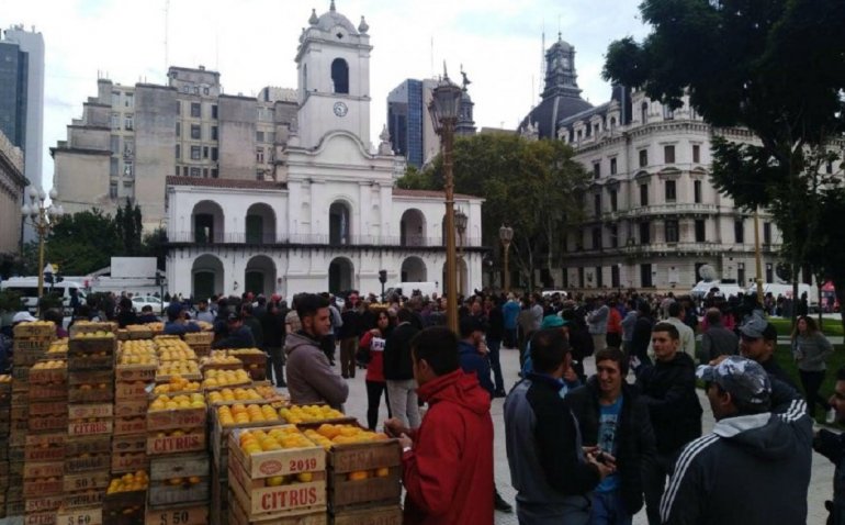Entrerrianos regalan 10 mil kilos de cítricos frente a la Casa Rosada