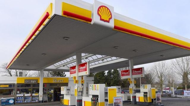 Shell da marcha atrás con el aumento y recorta sus precios un 5%