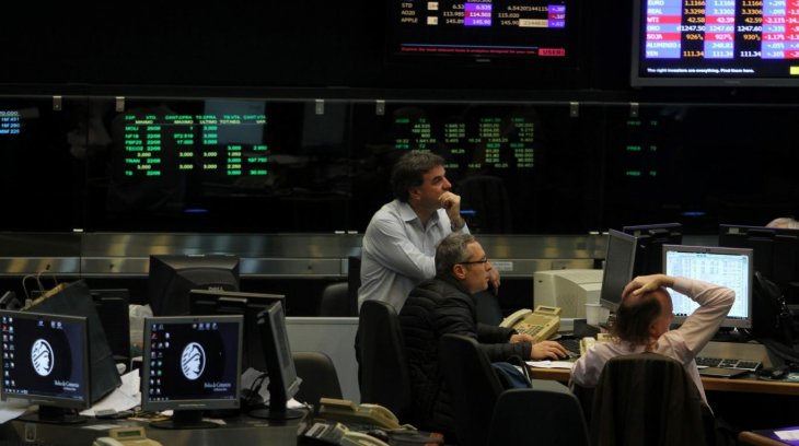 La Bolsa argentina pierde más de 13% arrastrada por las empresas energéticas y en línea con Wall Street
