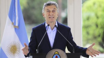 Macri anunció medidas para trabajadores y pymes: cambia Ganancias, sube salario mínimo, da bonos y congela naftas