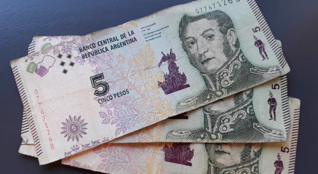 Desde este jueves, los billetes de 5 pesos se pueden cambiar en bancos