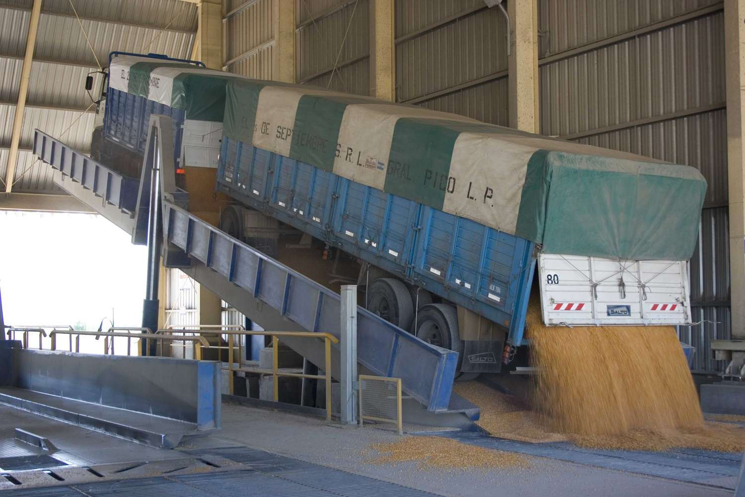Con un nuevo impuesto, comunas portuarias suman costos al transporte de granos