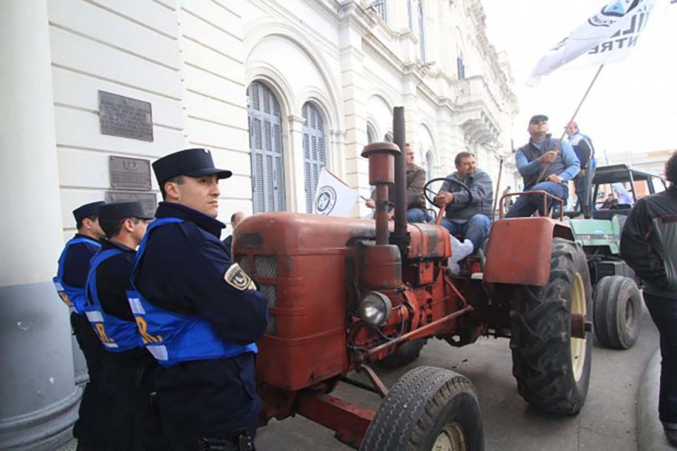 Ruralistas entrerrianos marchan con tractores al monumento a Urquiza