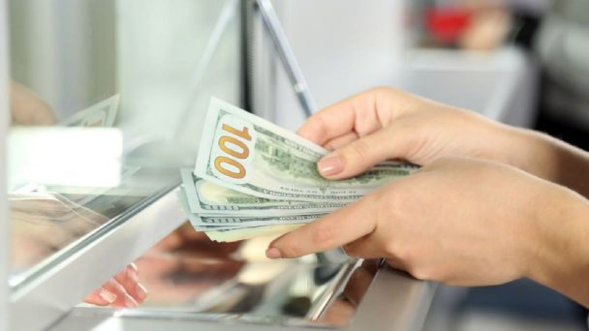El dólar oficial cerró ayer con una cotización promedio de $197,18, con una suba de 25 centavos respecto del día anterior.