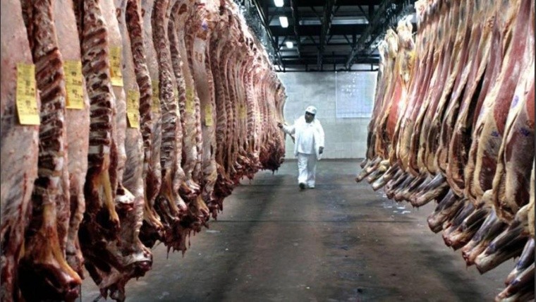 Con el cepo exportador subió la carne y bajó el ingreso de los operarios industriales