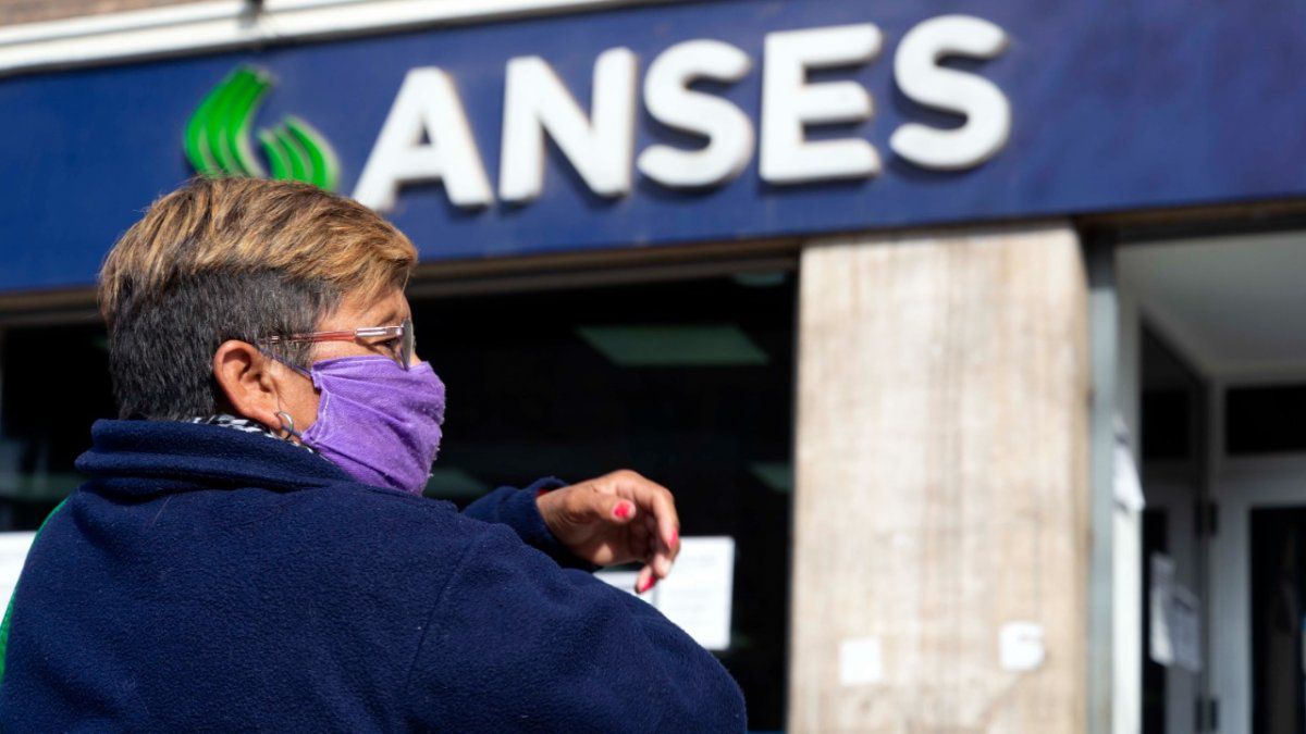 ANSES continúa trabajando para mejorar los ingresos de los jubilados y pensionados, brindando bonos adicionales y estableciendo un calendario de pagos claro y preciso