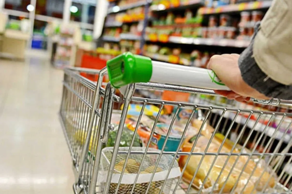 Las ventas en supermercados bajaron 0,6% en los primeros meses del 2022