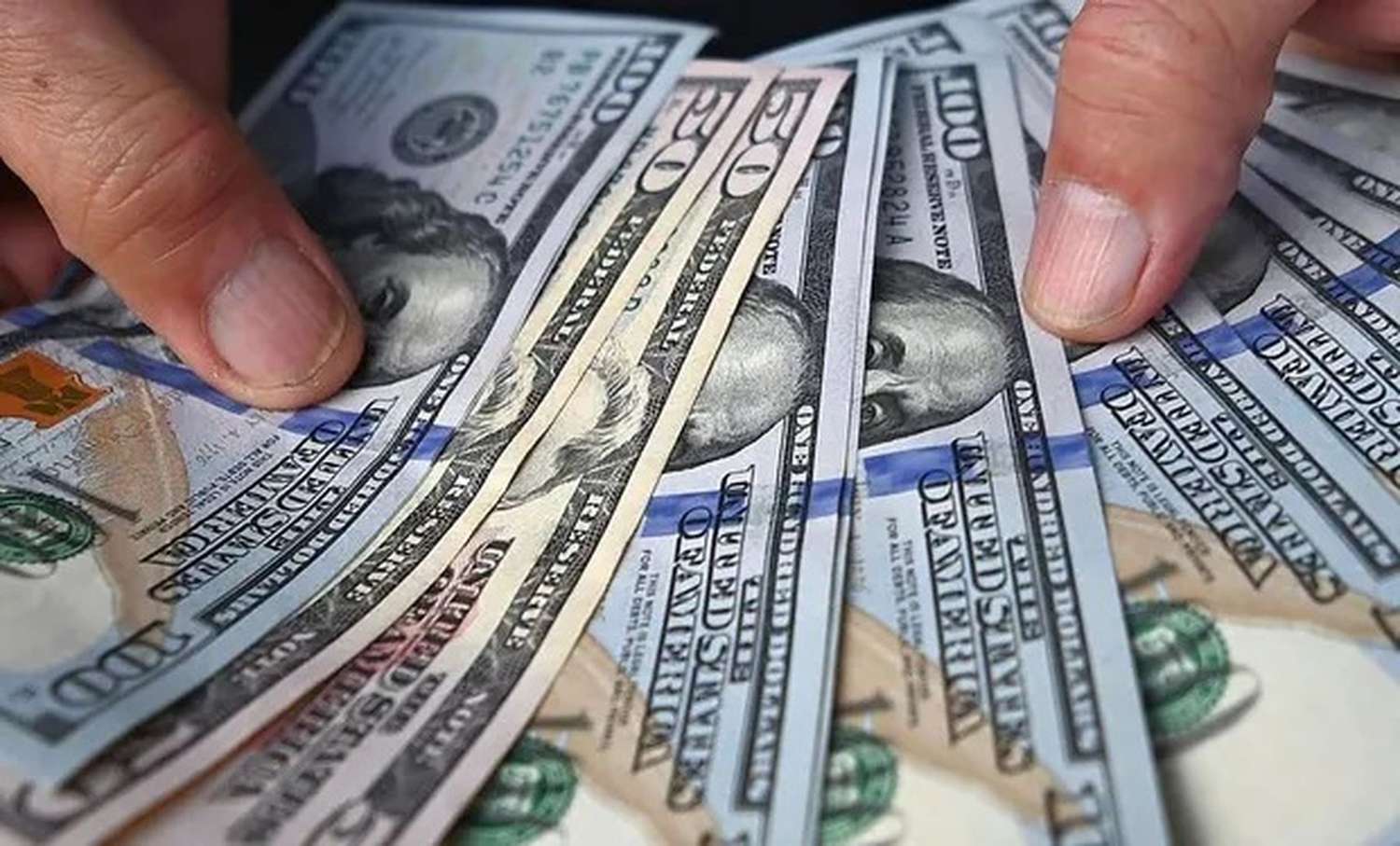 Dólar turista: se podrán vender hasta 5.000 dólares al tipo de cambio financiero