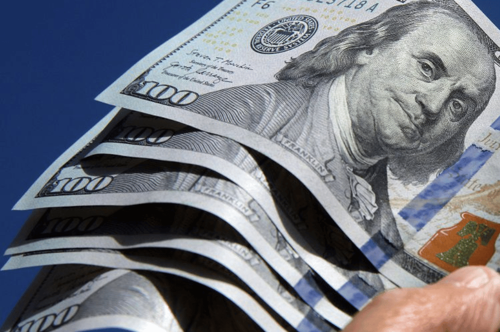 El dólar "blue" comenzó la semana en baja