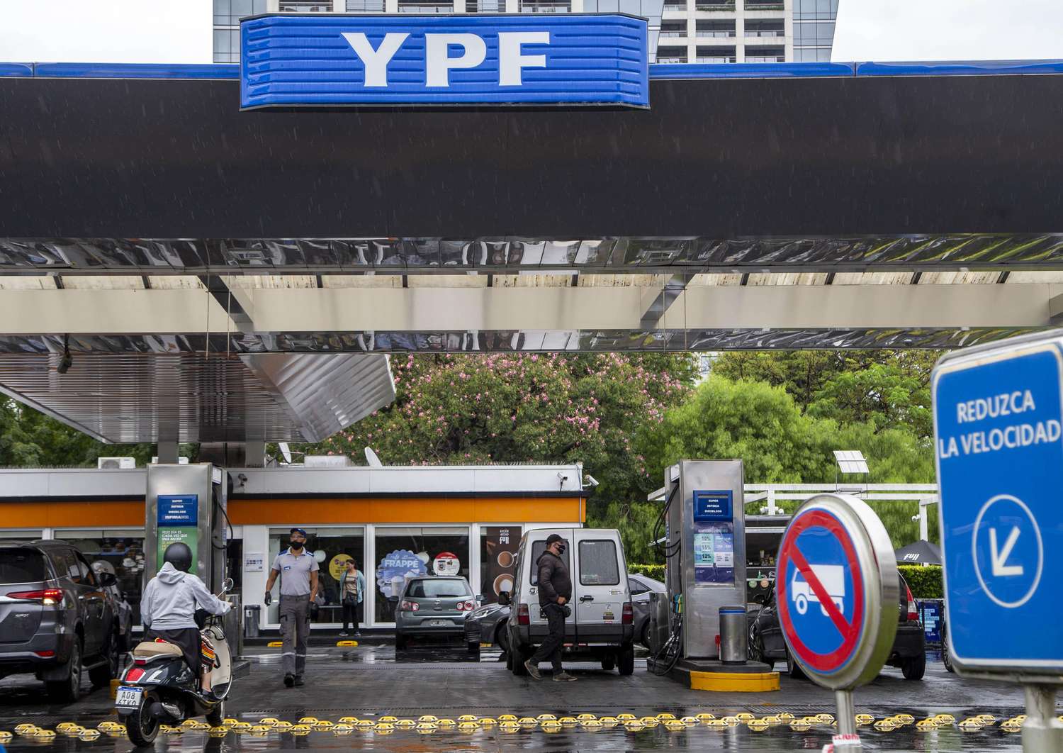 Pago con tarjeta de crédito en estaciones de servicio: YPF emitió un comunicado