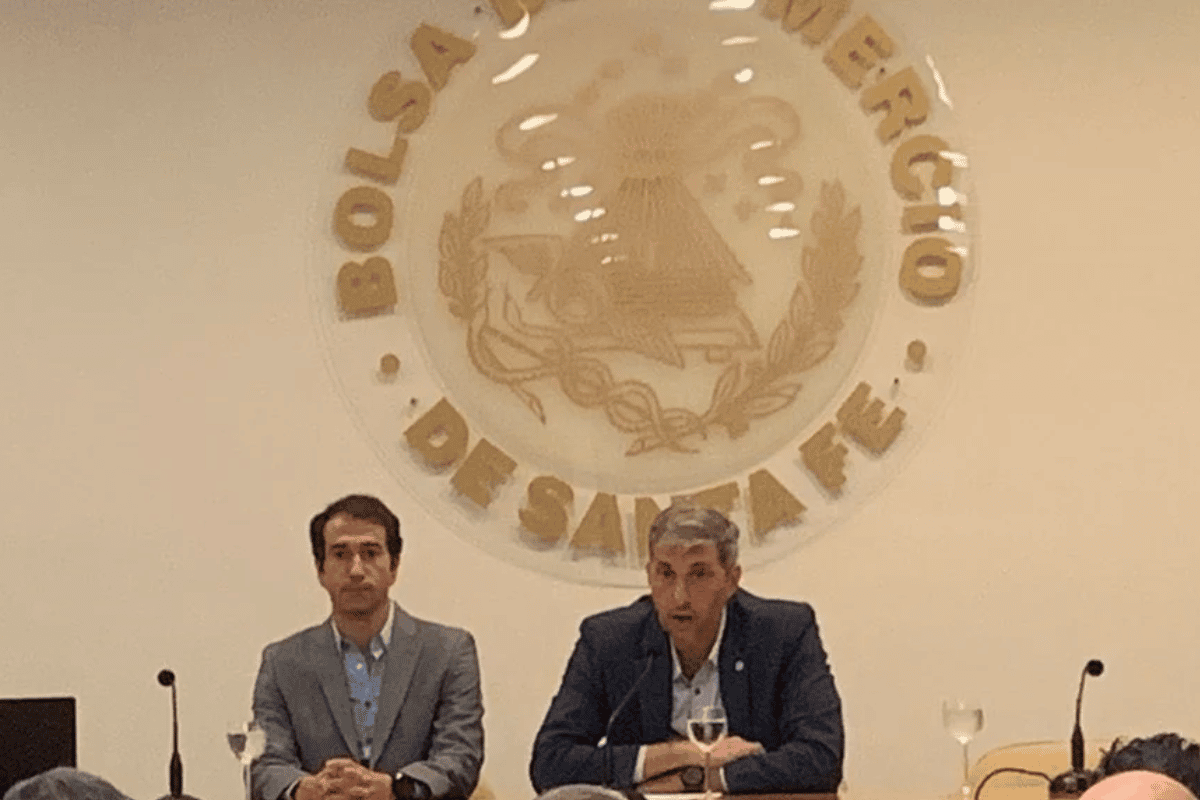 Juan Manuel Porcaro, director de ARCAP junto a Juan Pablo Durando, vicepresidente de la Bolsa de Comercio de Santa Fe, en la apertura de la jornada.