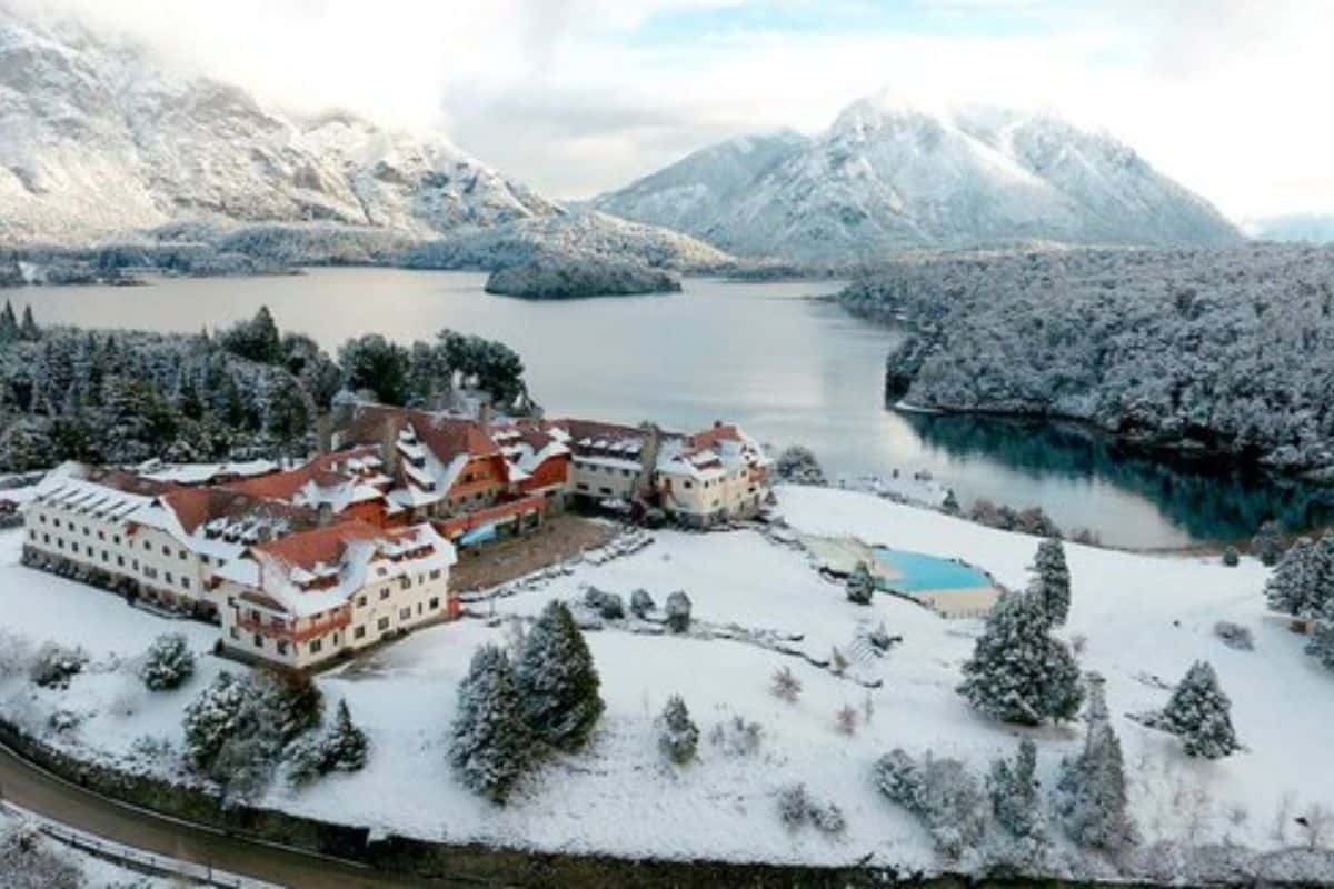 Bariloche es famosa por sus hermosos lagos, montañas cubiertas de nieve y paisajes de ensueño