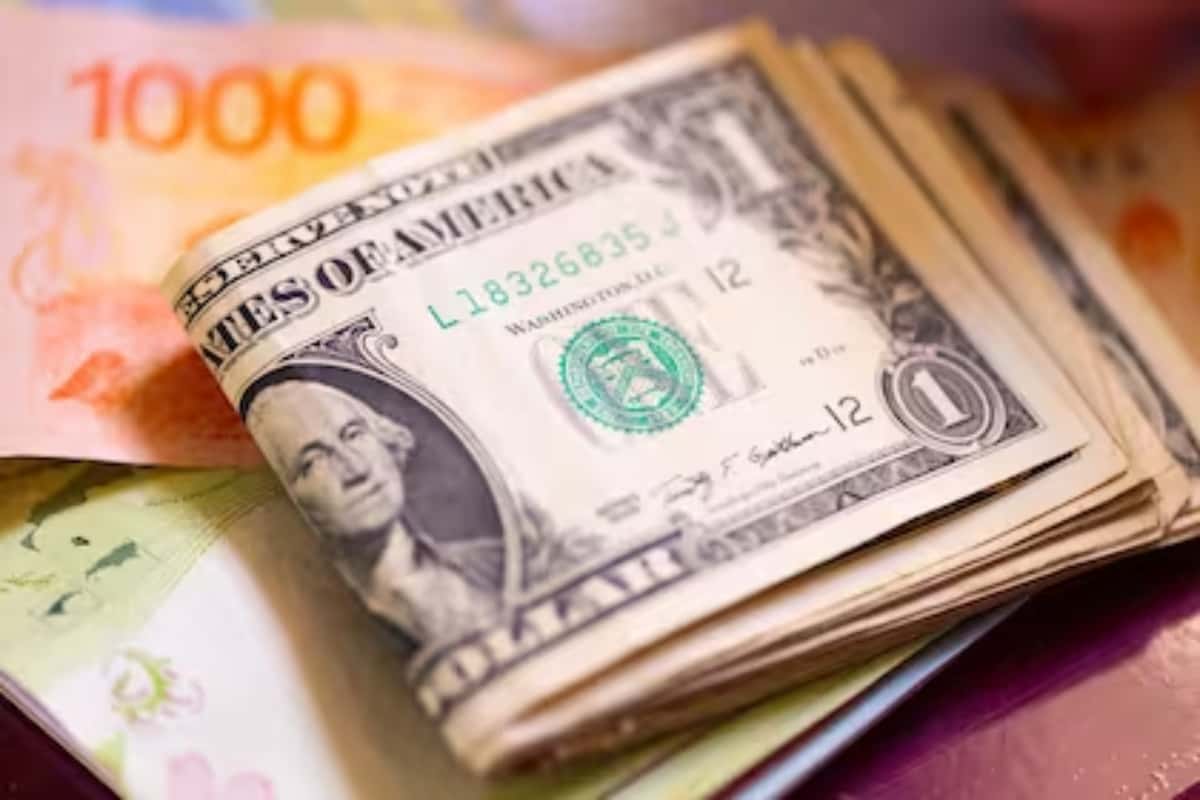 El dólar oficial sufrió un incremento de $67 en las primeras horas de este lunes