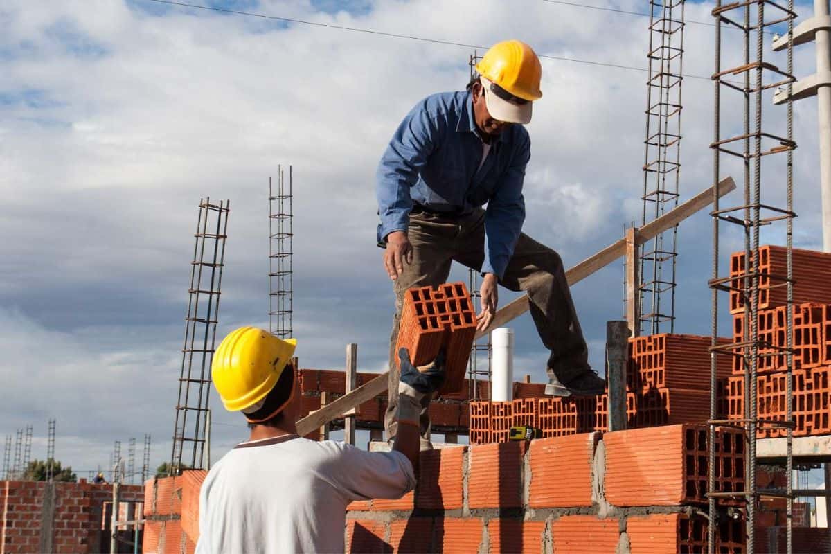 El sector de la construcción experimentó una caída del 2,5%, mientras que la industria registró un aumento del 1,3% en el mismo período.