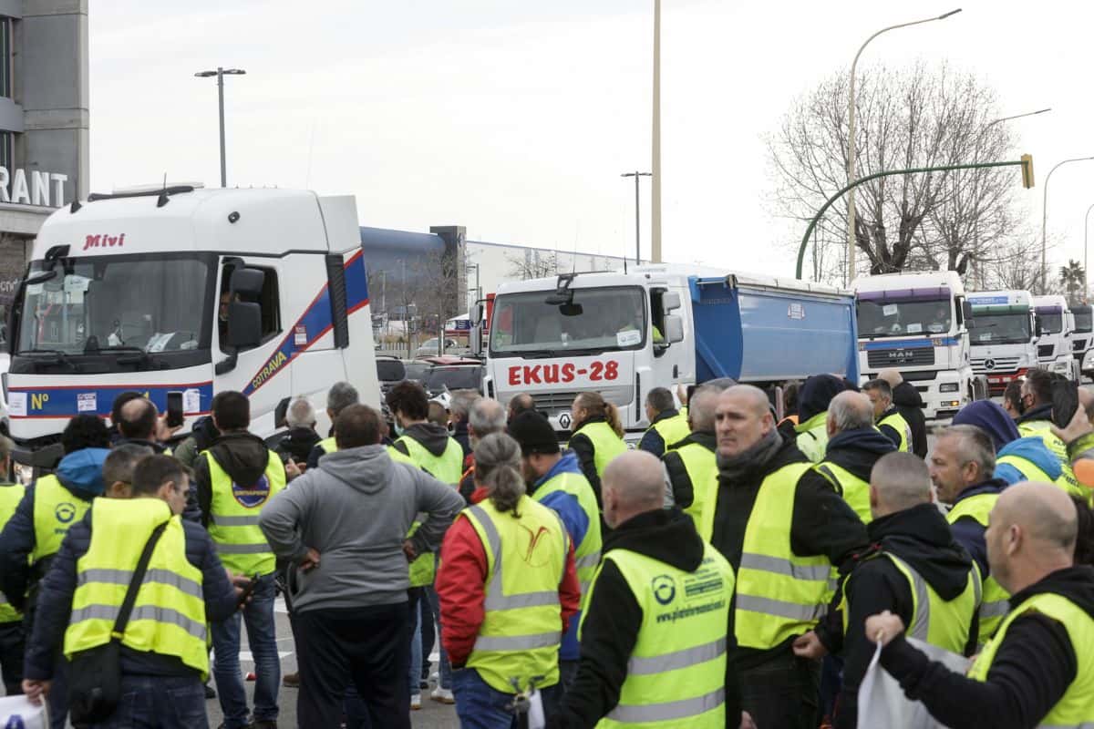 Transportistas declaran huelga por dificultades económicas