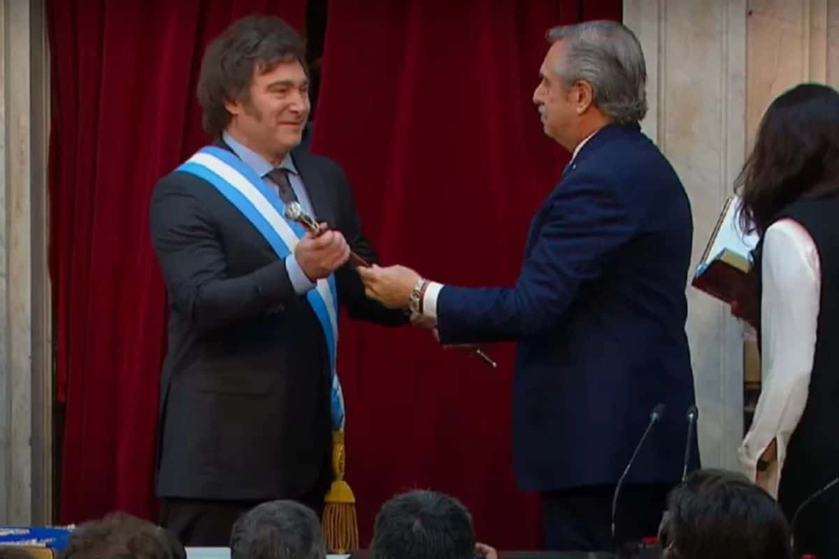 Alberto Fernández tuvo una breve participación en la ceremonia con la entrega de la banda presidencial y el bastón de mando a Milei: